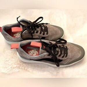 Vans Ultra Cush Kicks - Mens 6, Womens 7.5